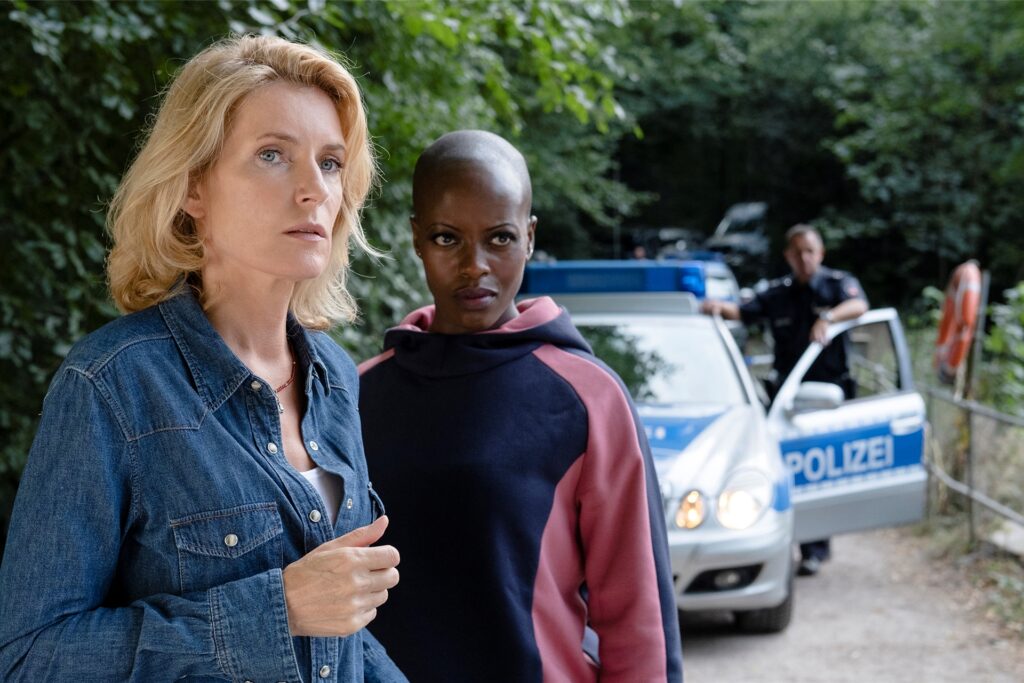 Charlotte Lindholm (Maria Furtwängler, l) und Anais Schmitz (Florence Kasumba) spielen in „Die Rache der Welt“.