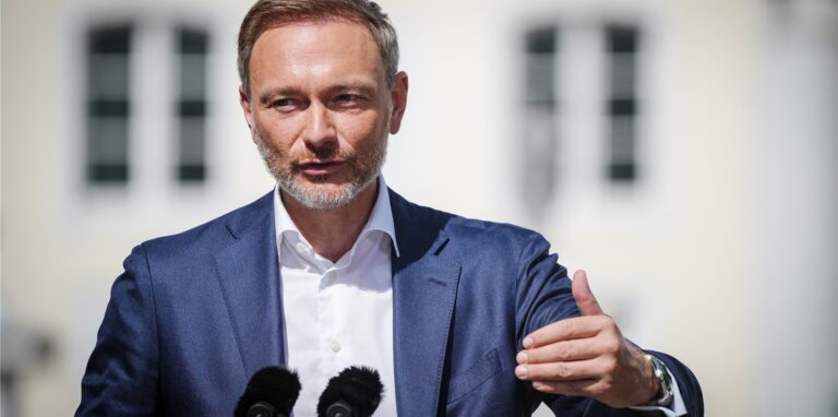 Christian Lindner (FDP), Bundesminister der Finanzen, gibt zum Ende der Klausur des Bundeskabinetts vor dem Schloss Meseberg eine Pressekonferenz.