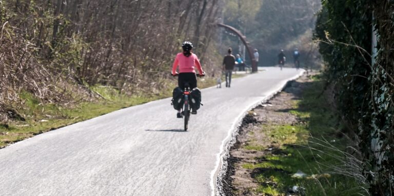 Eine Radfahrerin auf der König-Ludwig-Trasse in Recklinghausen