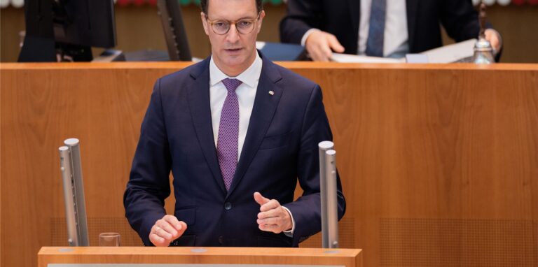 Hendrik Wüst (CDU), Ministerpräsident von Nordrhein-Westfalen, spricht im Plenum des Landtags.