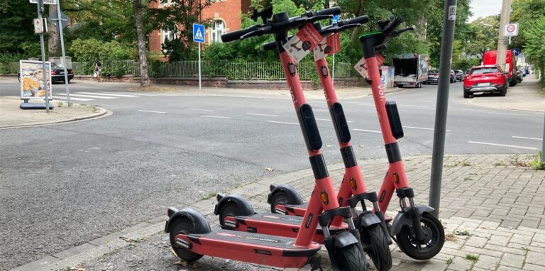 Drei E-Scooter der Firma Voi stehen an der Ecke Westerholter Weg/Bismarckstraße in Recklinghausen