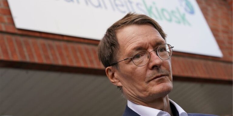 Bundesgesundheitsminister Karl Lauterbach im Hamburger Stadtteil Billstedt.