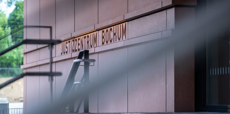 An der Treppe stehen beim Landgericht die Wörter: «Justizzentrum Bochum» in Stein gemeißelt.