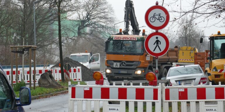 Kein Durchkommen für Pkw und Lkw sowie für Radfahrer und Fußgänger war monatelang vor dem westlichen Ende der Straße Im Emscherbruch.
