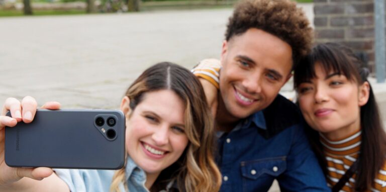 Drei jungen Menschen machen ein Selfie mit einem Fairphone.