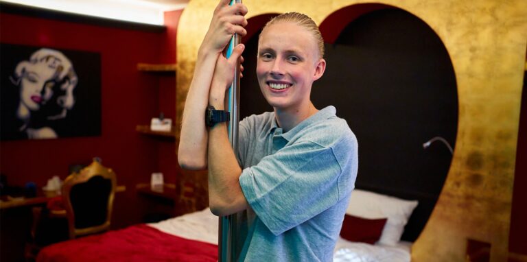 Wir haben eine Nacht im sexysten Hotelzimmer Dortmunds verbracht: Reporter Joscha F. Westerkamp an der Pole-Dance-Stange.