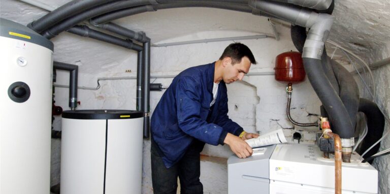 Ein Energieberater überprüft eine Wärmepumpe