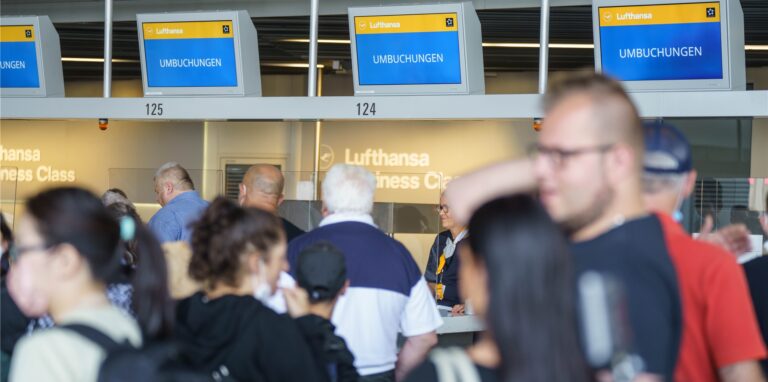 Bereits im Juli kam es zu Warnstreiks beim Flugpersonal. Das Bild zeigt Reisende am Frankfurter Flughafen an den Umbuchungs-Schaltern der Lufthansa.