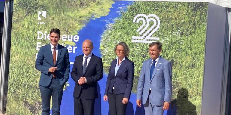Prof. Dr. Uli Paetzel (l.) begrüßt zusammen mit seinem Emschergenossenschafts-Kollegen Frank Dudda (r.), Bürgermeister der Stadt Herne, den Bundeskanzler Olaf Scholz und NRW-Heimat- und Bauministerin Ina Scharrenbach. Gemeinsam feierten sie das Ende des Emscher-Umbaus.
