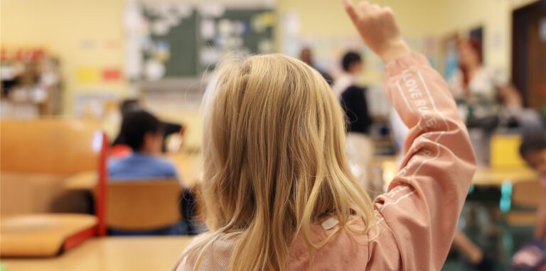 Eine Schülerin zeigt in der Grundschule Feldstraße im Unterricht auf.