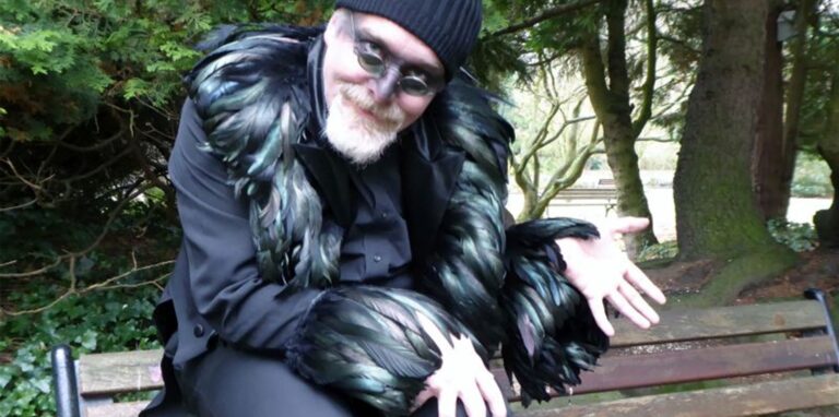 Schauspieler Markus Veith bietet als Rabe einen schaurig-lustigen Park-Spaziergang an.
