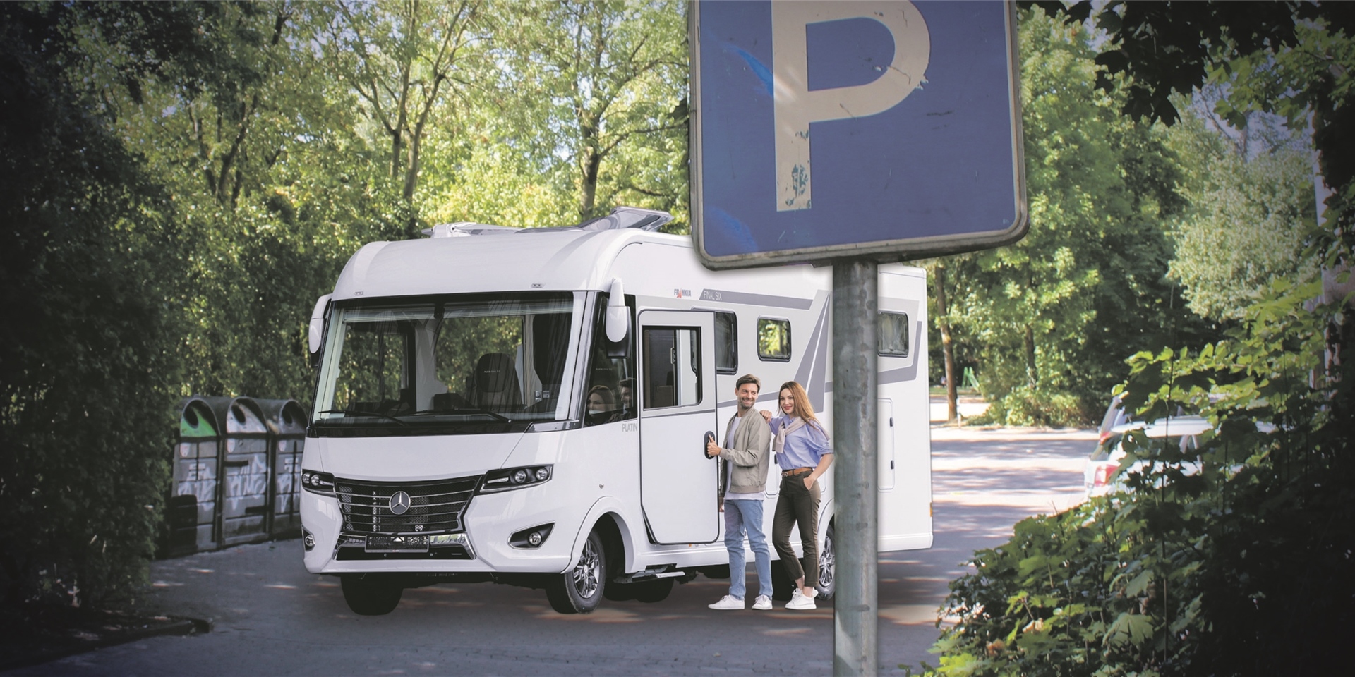 Ein Reisemobil auf einem Parkplatz am Moselbachpark.