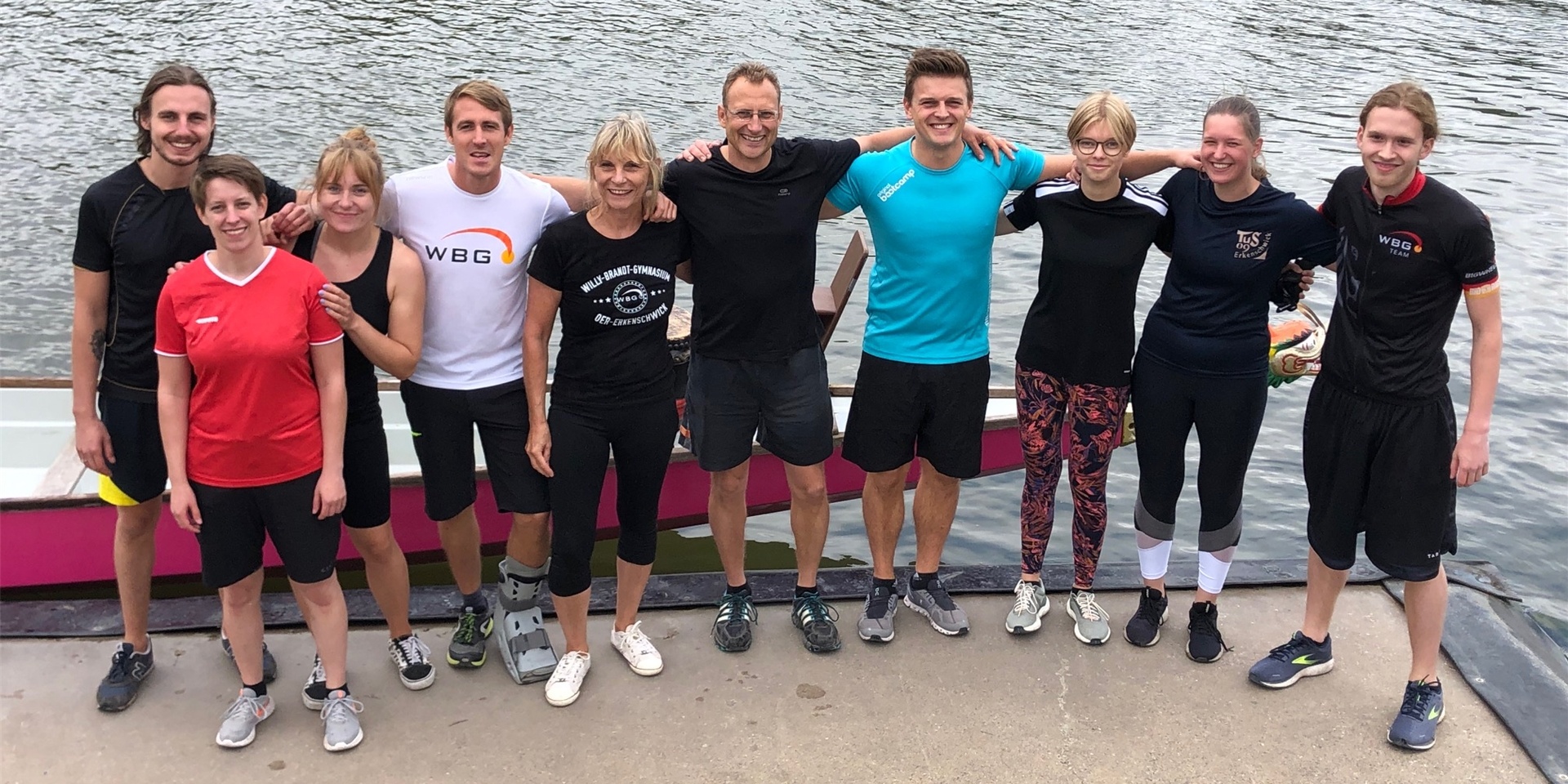 Erfolgreiches Team: Schüler und Lehrer des Oer-Erkenschwicker Willy-Brandt-Gymnasiums nahmen am Dattelner Drachenbootrennen teil.