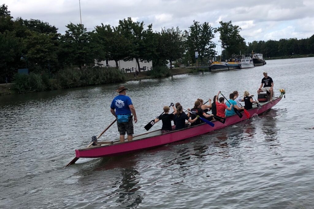 Eine Schülergruppe in einem Ruderboot. Eine Schülergruppe in einem Ruderboot.