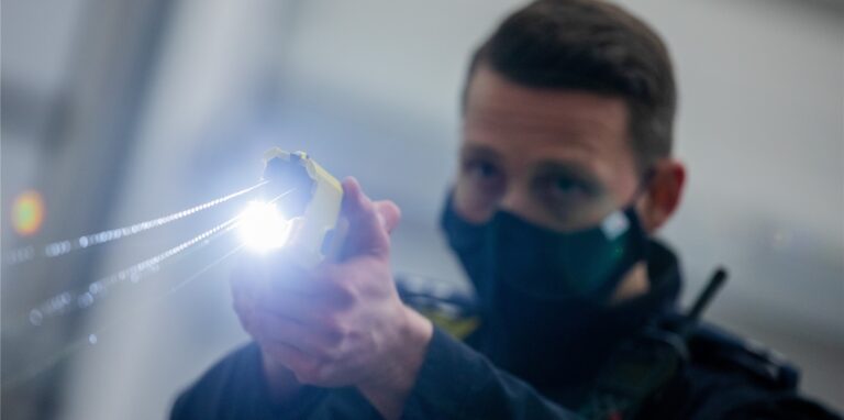 Polizist setzt Elektro-Taser ein