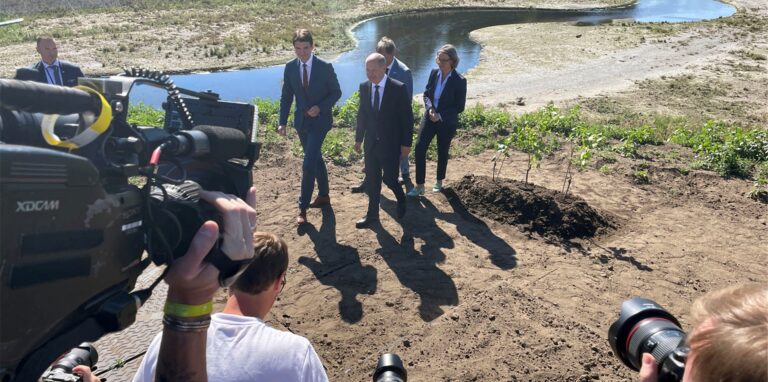 Beim Festakt zum Emscherumbau in Henrichenburg pflanzten Bundeskanzler Olaf Scholz, NRW-Bauministerin Ina Scharrenbach, Uli Paetzel und Frank Dudda von der Emschergenossenschaft die ersten drei Weinstöcke auf den Südhang an der Emscher.