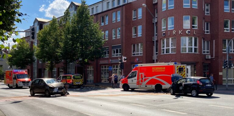 Auf der Kreuzung Ewaldstraße/Theodor-Heuss-Straße/Kurt-Schumacher-Straße sind am Donnerstagmittag zwei Kleinwagen zusammengestoßen.