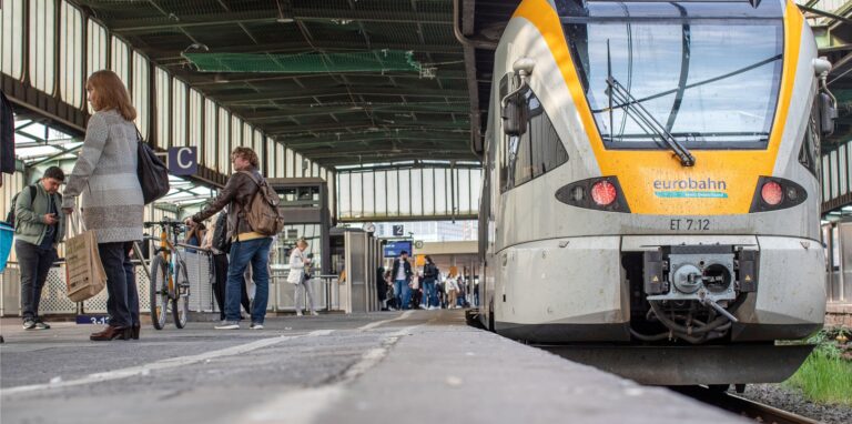 Duisburg: Ein Zug steht an einem Gleis des Duisburger Hauptbahnhofs.
