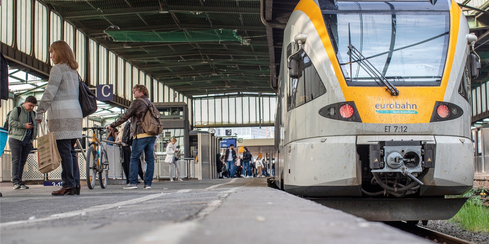 Duisburg: Ein Zug steht an einem Gleis des Duisburger Hauptbahnhofs.