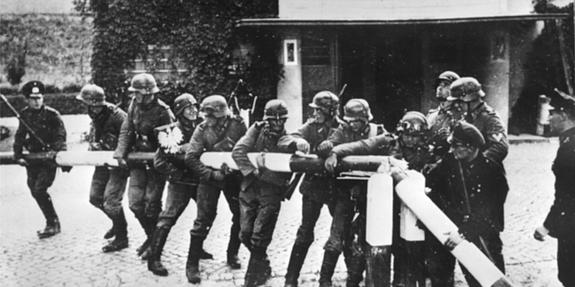 Beim Einmarsch deutscher Truppen in Polen am 01.09.1939 reißen Soldaten der deutschen Wehrmacht einen rot-weißen Schlagbaum an der deutsch-polnischen Grenze nieder.