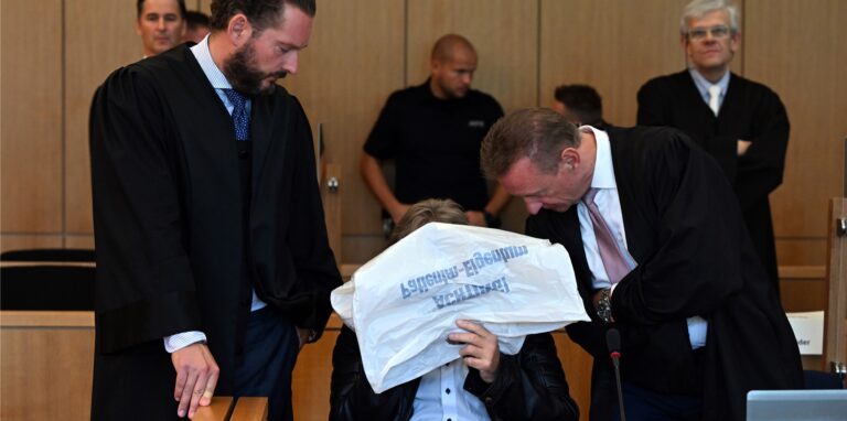 Der Angeklagte Jürgen Albers (60, M), bekannt unter anderem als Mallorca-Auswanderer in der Fernsehsendung «Goodbye Deutschland», vor dem Beginn des Prozesses im Gerichtssaal zwischen seinen Verteidigern Peter Nickel (l) und Björn Hühne.