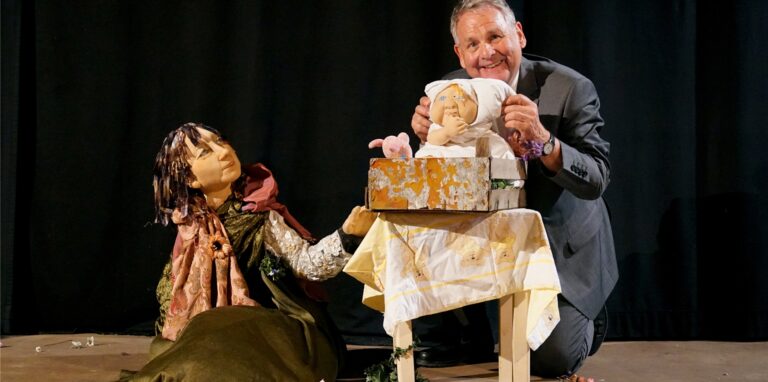 Das Lille Kartofler Figurentheater führt das Grimm’sche Märchen „Rapunzel“ in Oer-Erkenschwick auf. SV Neptun, Jugendamt und Volksbank organisieren die Theater-Reihe für Kinder.
