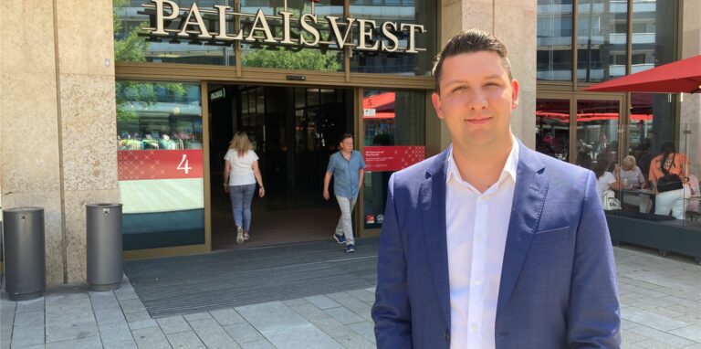 Centermanager Gerrit Beckmann steht vor dem Eingang des Einkaufszentrums Palais Vest in Recklinghausen.