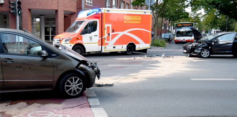 Unfall auf der Ewaldstraße in Herten: Zwei demolierte Kleinwagen, dazwischen steht ein Rettungswagen.
