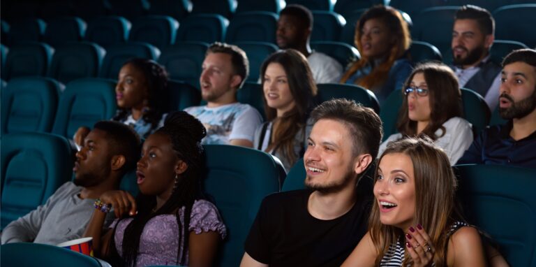 Menschen im Kino schauen gespannt auf die Leinwand