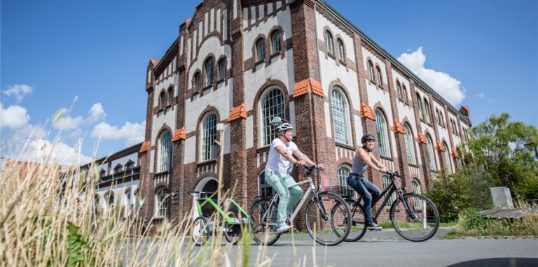 Radfahrer vor der Zeche Waltrop