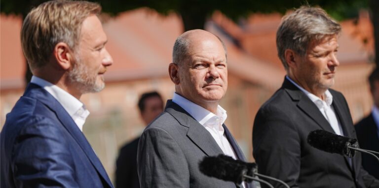Bundeskanzler Olaf Scholz (SPD – M), Robert Habeck (Bündnis 90/Die Grünen – r), Bundesminister für Wirtschaft und Klimaschutz, und Christian Lindner (FDP), Bundesminister der Finanzen, geben zum Ende der Klausur des Bundeskabinetts vor dem Schloss Meseberg abschließend eine Pressekonferenz.