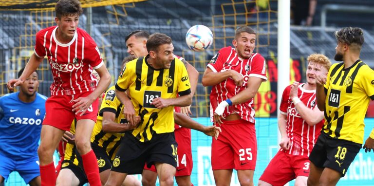 Michael Eberwein geht mit dem Kopf in Richtung Ball.
