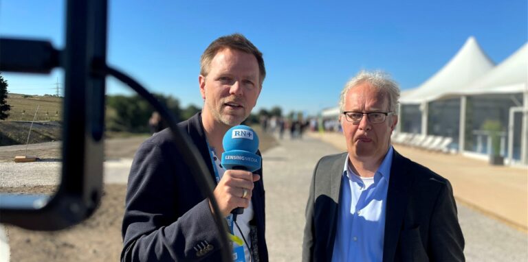 Beim Festakt zum Emscherumbau in Henrichenburg: Unser Redakteur Tobias Weckenbrock (l.) im Interview mit dem Kollegen Oliver Volmerich. Sie sind sich einig: Das Strukturwandel-Projekt war teuer, aber es hat sich gelohnt.