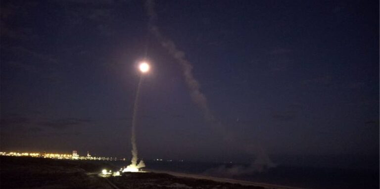 Die vom israelischen Verteidigungsministerium herausgegebene Aufnahme zeigt den Start einer Rakete des Raketenabwehrsystems „Arrow 3“.