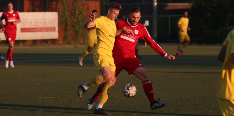 Ivo Zlatic (l.) setzte sich mit dem FC 96 Recklinghausen verdient gegen Westfalia Vinnum mit Maximilian Stanek durch.