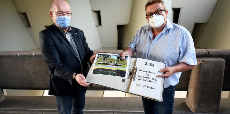2562 Unterschriften für den Erhalt den Marler Jahnstadions hatte Uwe Pracht (r.) im vergangenen Jahr im Haupt- und Finanzausschuss an den damaligen allgemeinen Vertreter des Bügermeisters Michael Bach überreicht.