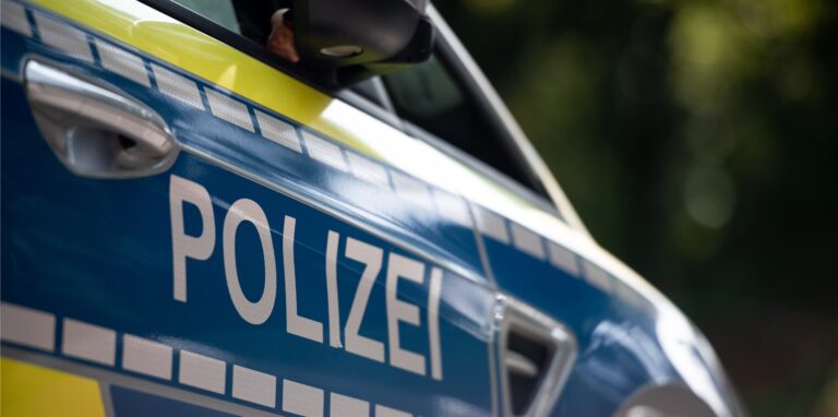 Die Polizei sucht Zeugen nach einer Fahrerflucht.