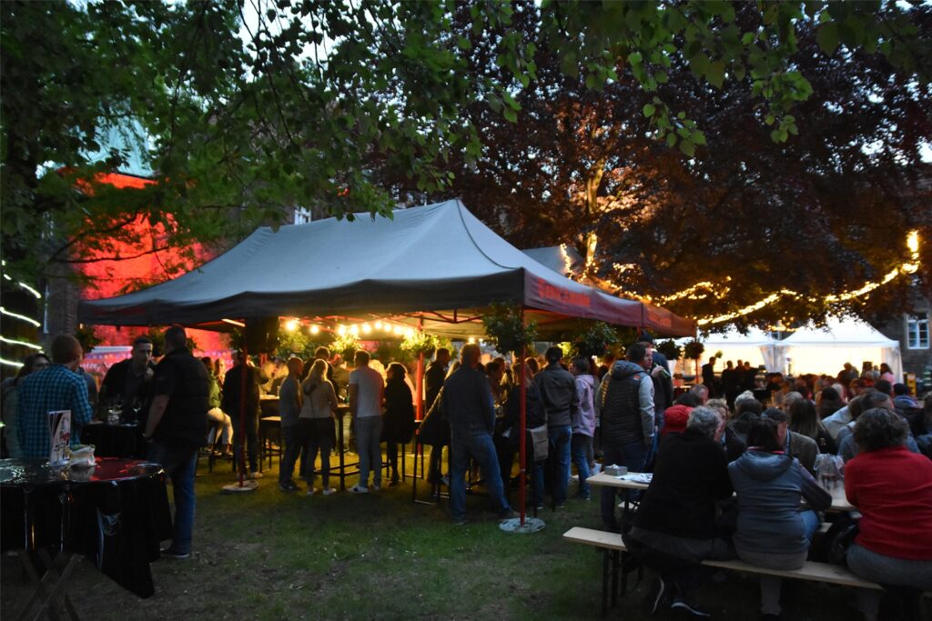 Das Weinfest auf Schloss Bladenhorst bietet nicht nur viel Genuss, sondern auch eine stimmungsvolle Atmosphäre. Das Weinfest auf Schloss Bladenhorst bietet nicht nur viel Genuss, sondern auch eine stimmungsvolle Atmosphäre.