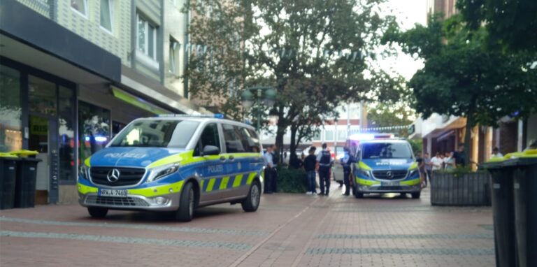 Polizeiwagen in der Hagelstraße in Waltrop