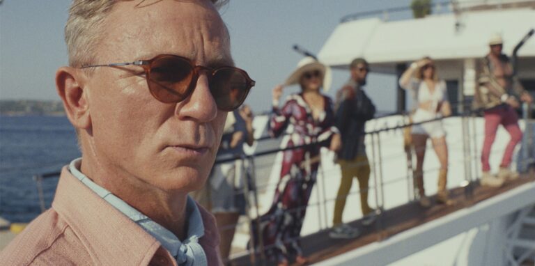 Dieses undatiertes von Netflix veröffentlichte Foto zeigt Daniel Craig (l) in der Rolle des Benoit Blanc in «Glass Onion: A Knives Out Mystery», 