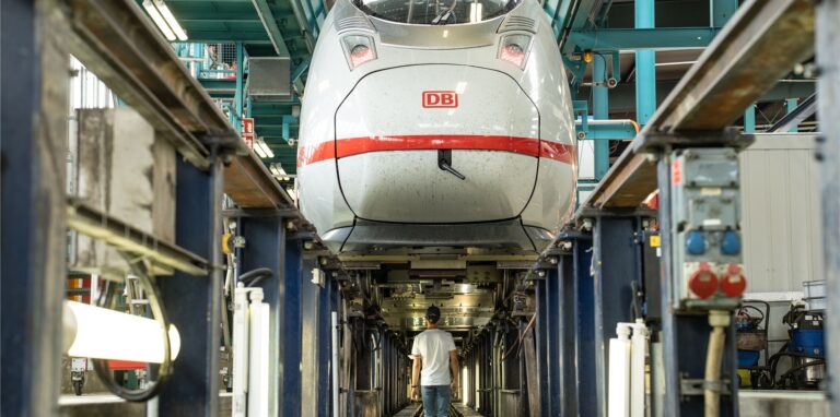 Der ICE 3 neo steht auf den Schienen in der Werkstatt und kann auch bei Bedarf von unten angeschaut und repariert werden.