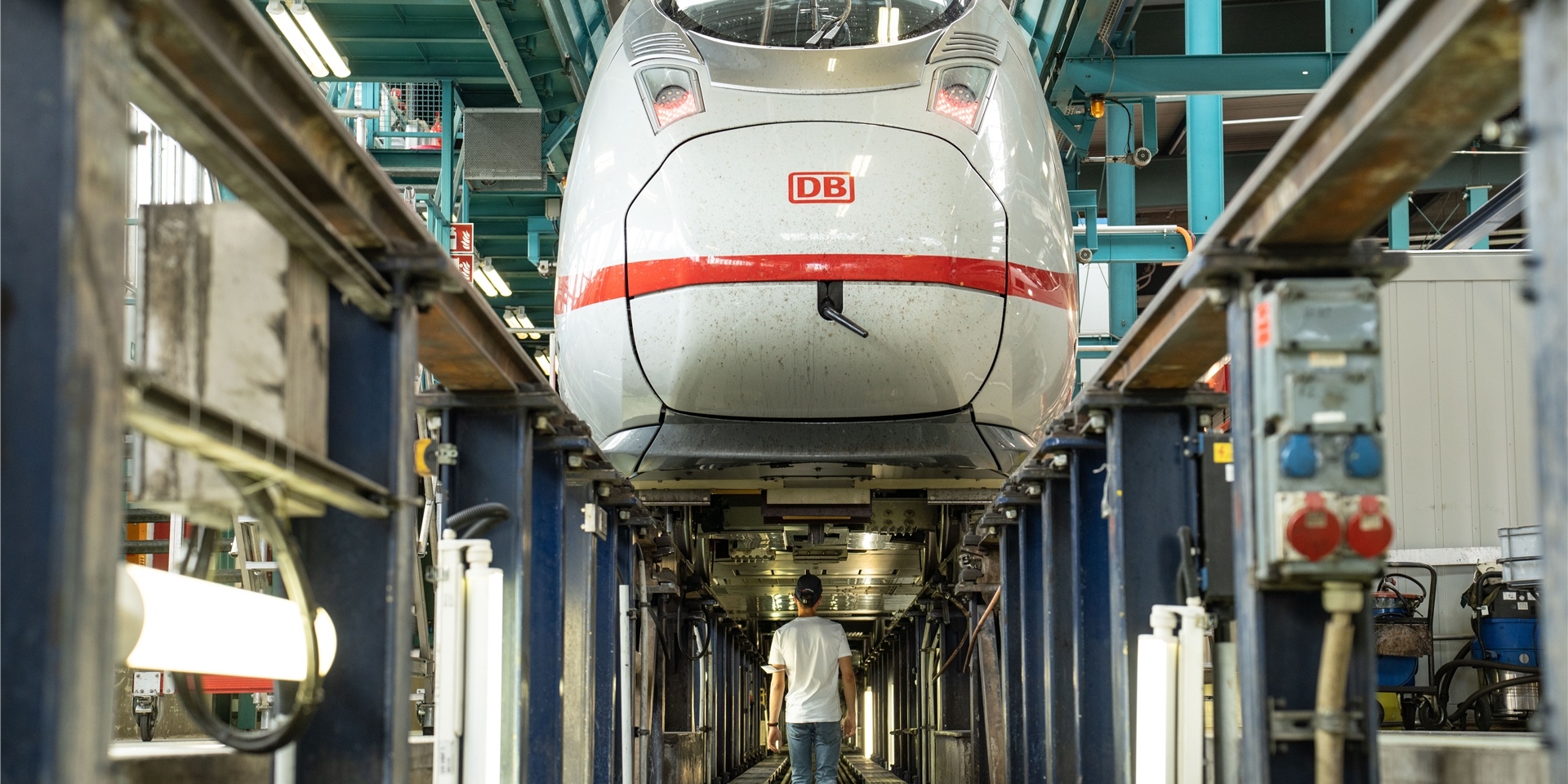 Der ICE 3 neo steht auf den Schienen in der Werkstatt und kann auch bei Bedarf von unten angeschaut und repariert werden.