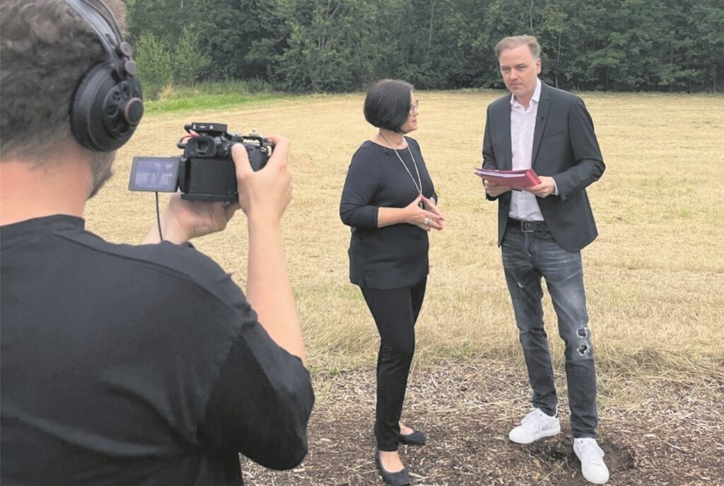 Ein Feld im ländlichen Marl-Sinsen nahe des Autobahnzubringers: Hier drehen wir am Ort des schrecklichen Verbrechens. Im Bild (v.l.) Strafverteidiger Burkhard Benecken, Moderatorin und Redakteurin Carola Wagner und Filmemacher Christian Pozorski. Ein Feld im ländlichen Marl-Sinsen nahe des Autobahnzubringers: Hier drehen wir am Ort des schrecklichen Verbrechens. Im Bild (v.l.) Strafverteidiger Burkhard Benecken, Moderatorin und Redakteurin Carola Wagner und Filmemacher Christian Pozorski.