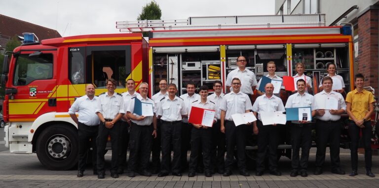 Mitglieder des Löschzugs Herten der Freiwilligen Feuerwehr wurden geehrt, befördert oder für besondere Verdienste ausgezeichnet.