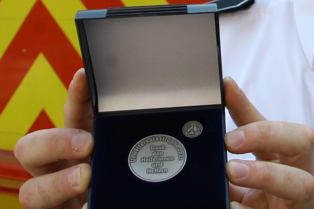 Die Feuerwehr- und Katastrophenschutz-Einsatzmedaille des Landes NRW für Helfer, die bei der Flutkatastrophe im Juli 2021 im Einsatz waren. Die Feuerwehr- und Katastrophenschutz-Einsatzmedaille des Landes NRW für Helfer, die bei der Flutkatastrophe im Juli 2021 im Einsatz waren.