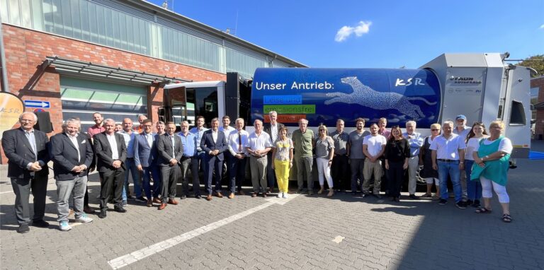 Menschen stehen vor dem neuen Wasserstoff-Müllwagen der Kommunalen Servicebetriebe Recklinghausen