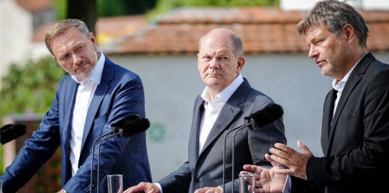 Bundeskanzler Olaf Scholz, Robert Habeck und Christian Lindner geben zum Ende der Klausur des Bundeskabinetts  eine Pressekonferenz.