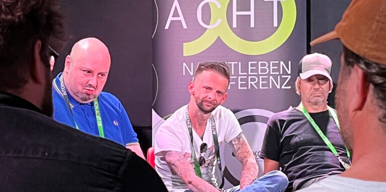 Arturo De La Vega (Strategie und Planung im Leitungsstab beim OB der Stadt Dortmund), Yves Gredecki (Betreiber Weinkeller/IG Club- & Konzertkultur) mit Hubertus Brand (Vorsitzender Ausgehen in Dortmund e.V) bei einer Diskussion im Domicil.