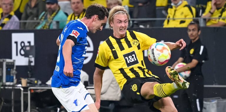 Julian Brandt im Zweikampf mit Sebastian Rudy.