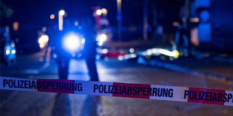 Beamte der Polizei sichern einen abgesperrten Tatort.